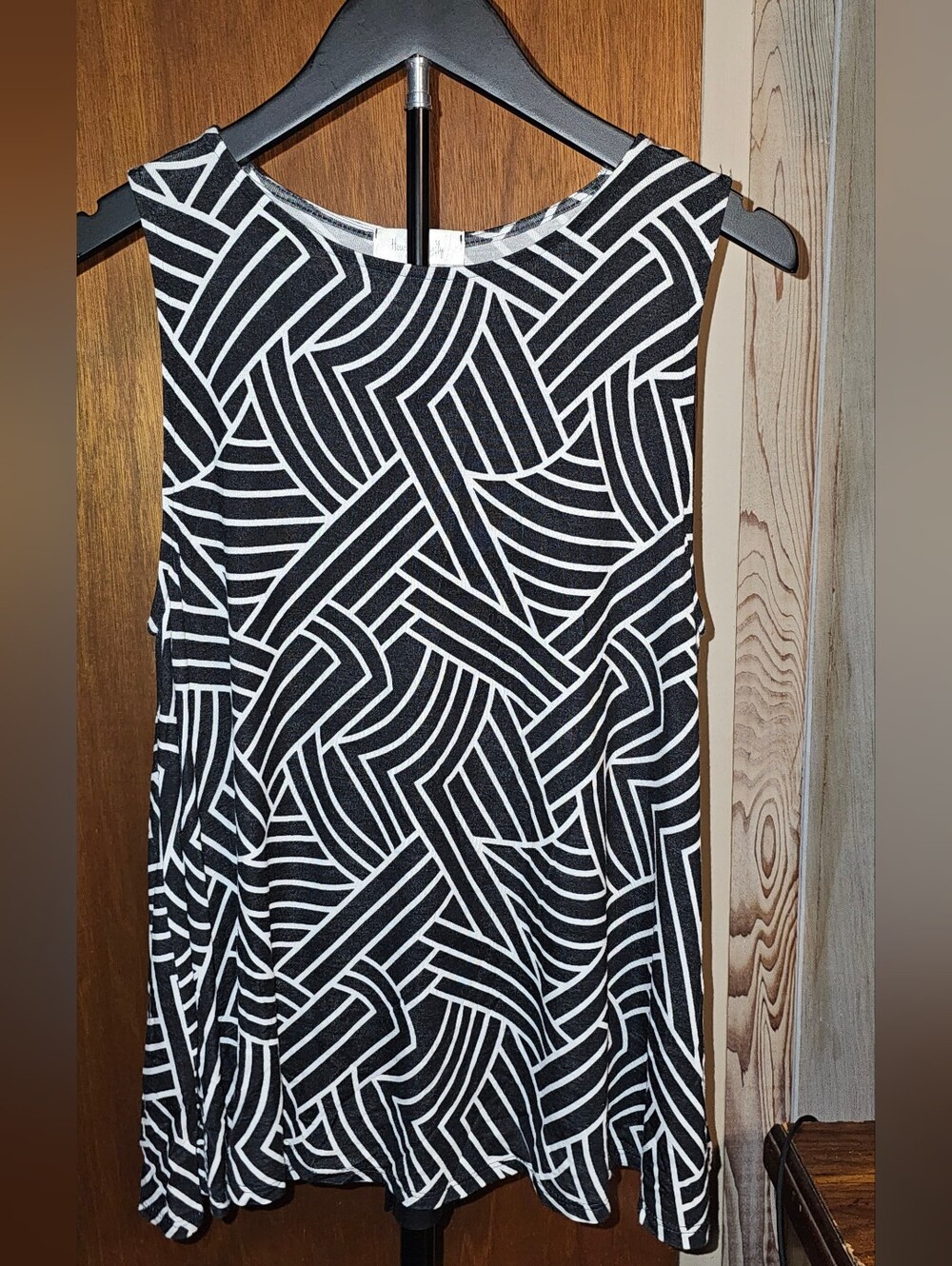Hourglass Lilly Black and White Geometric Tank